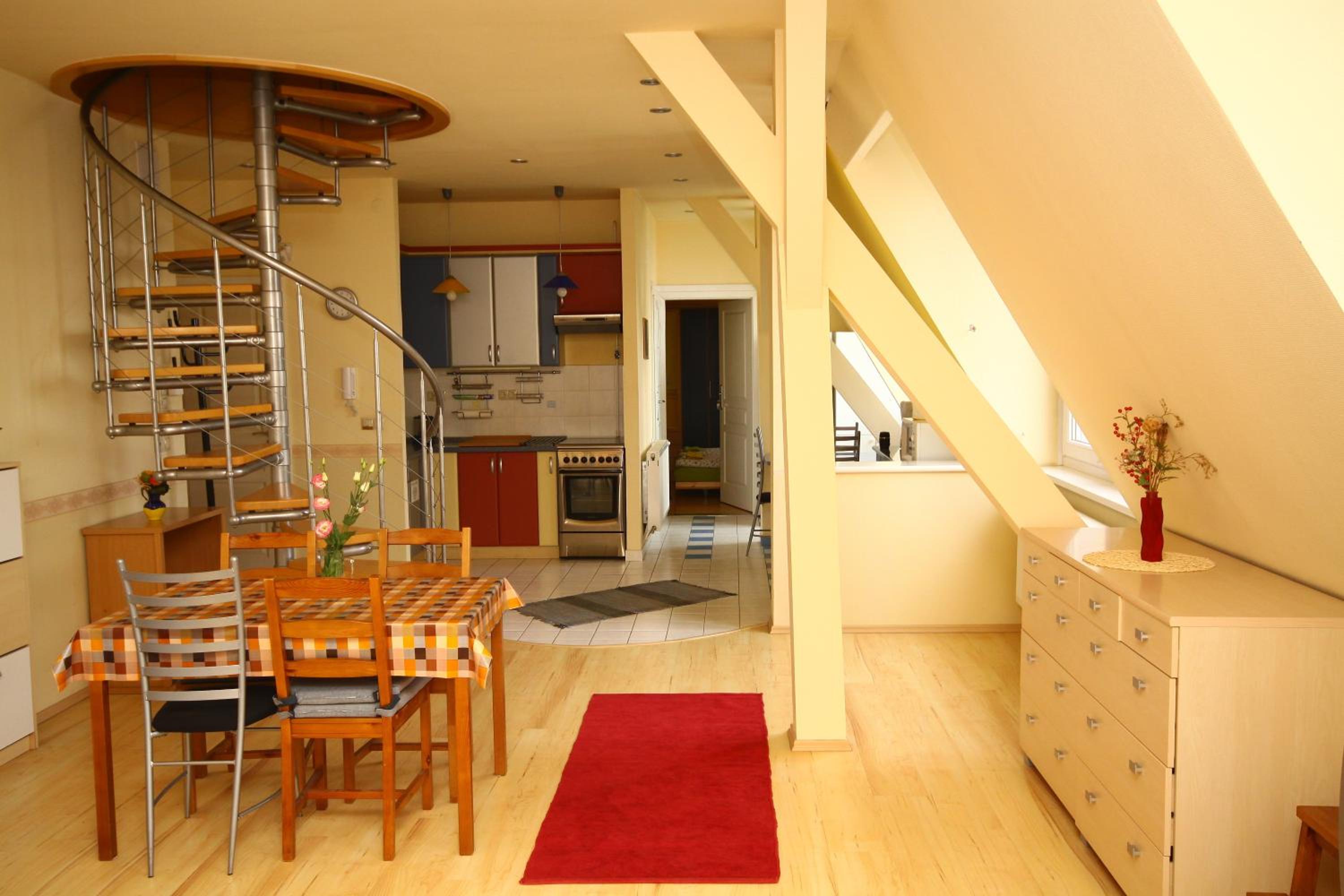 Pal's Hostel and Apartments