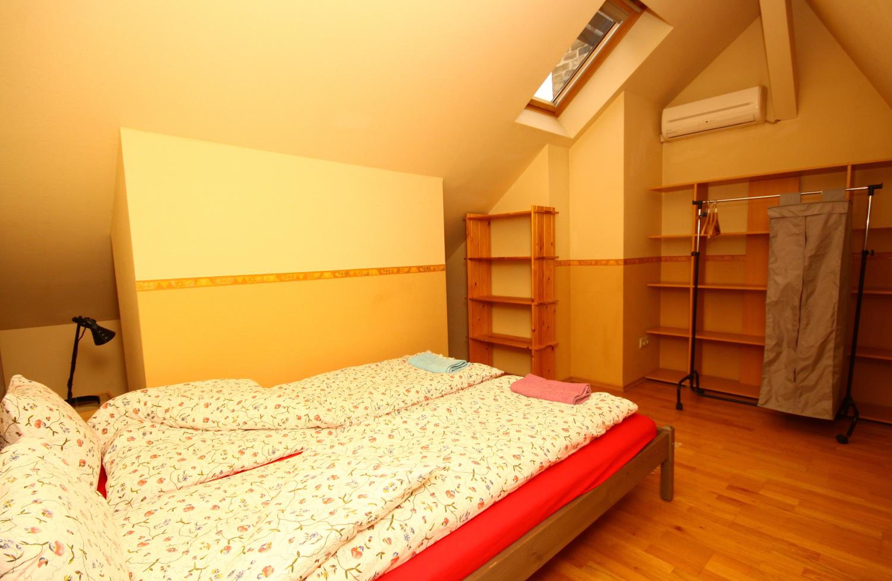 Pal's Hostel and Apartments