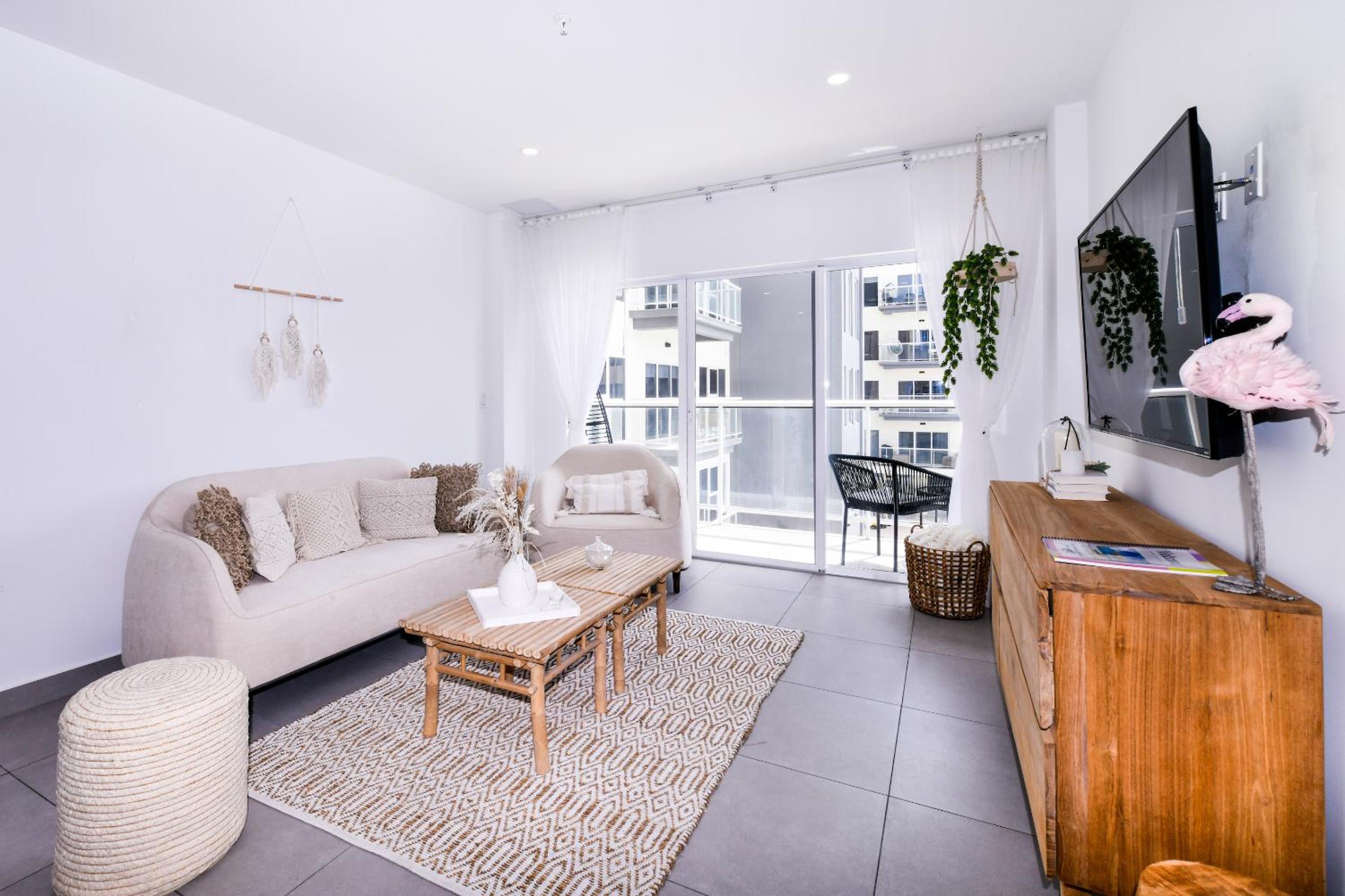 Stylish luxury condo, central location, ocean view, pool, gym