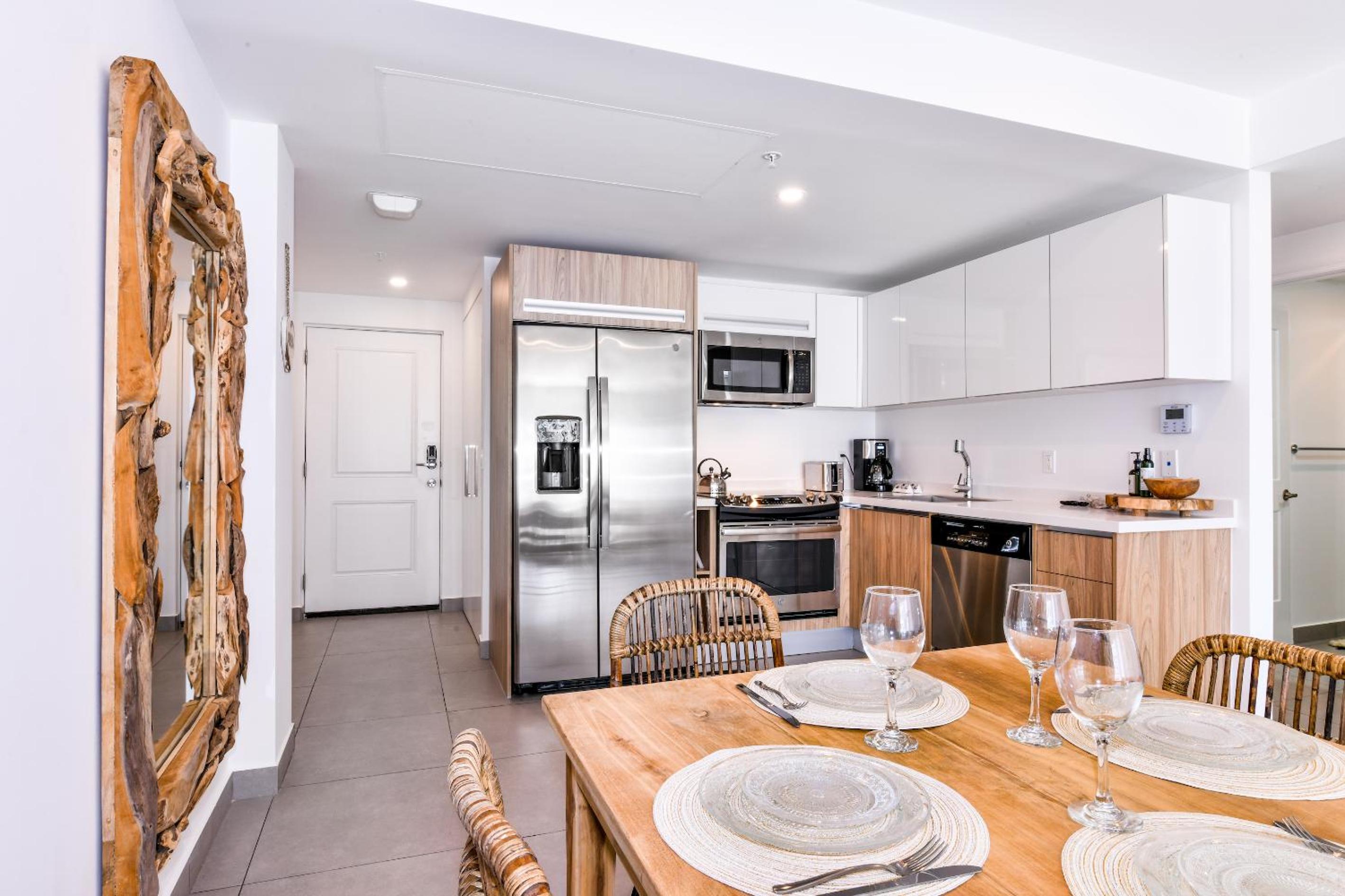 Stylish luxury condo, central location, ocean view, pool, gym