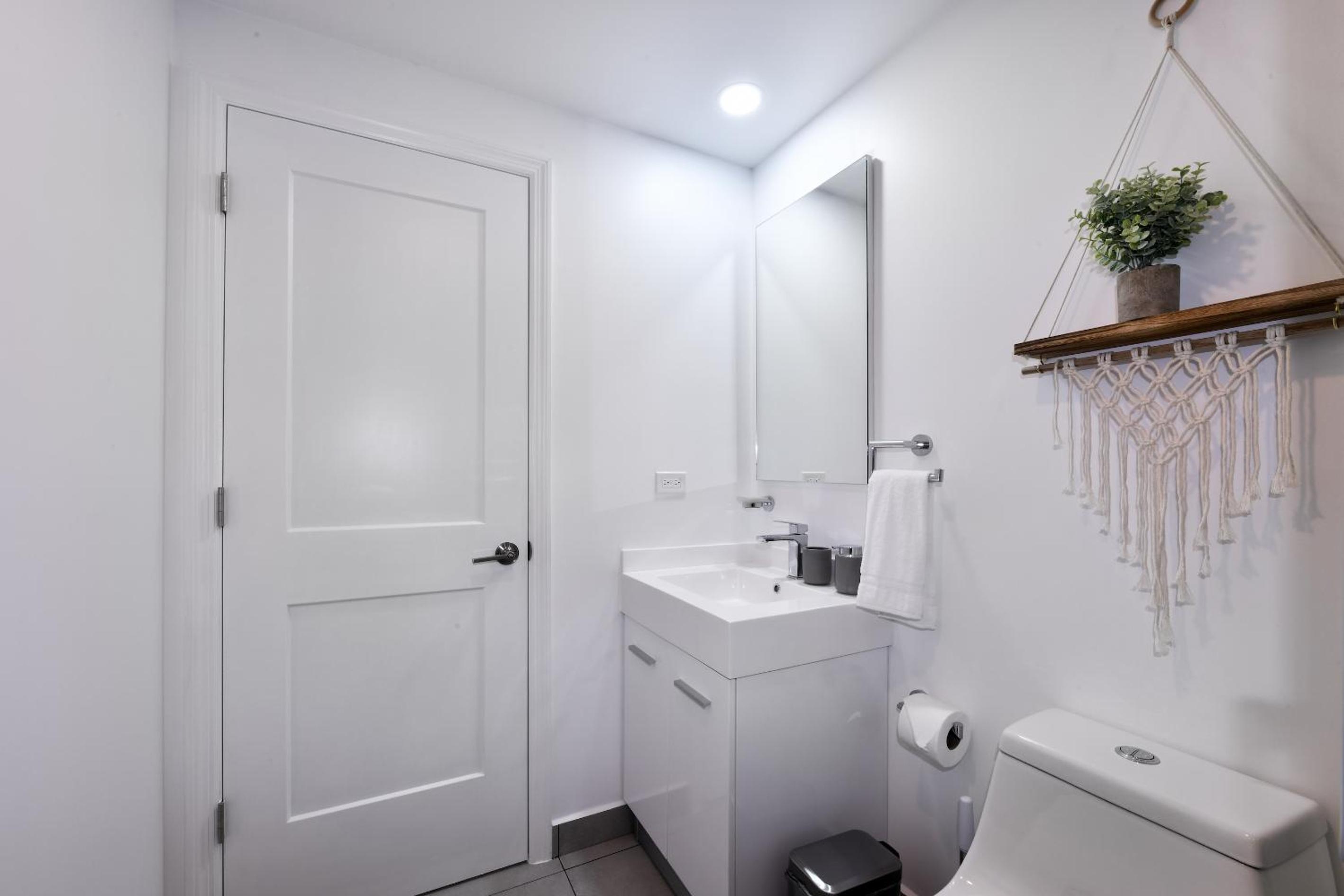 Stylish luxury condo, central location, ocean view, pool, gym