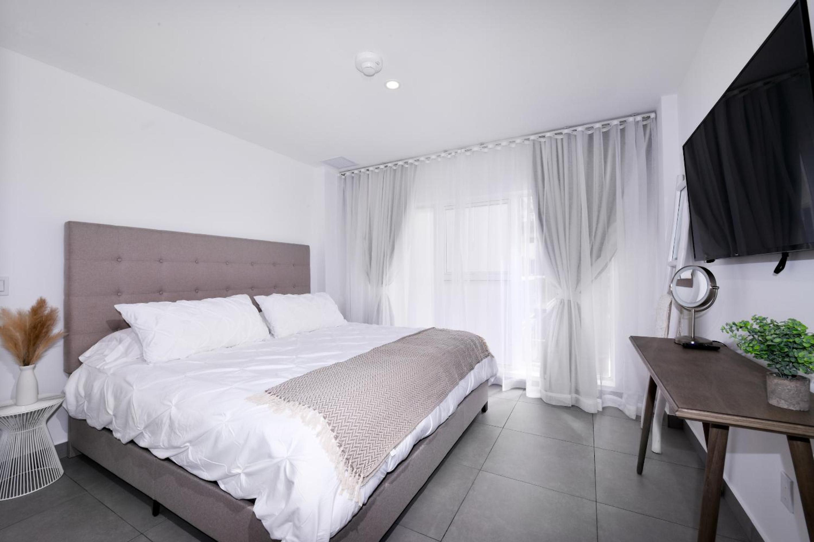 Stylish luxury condo, central location, ocean view, pool, gym
