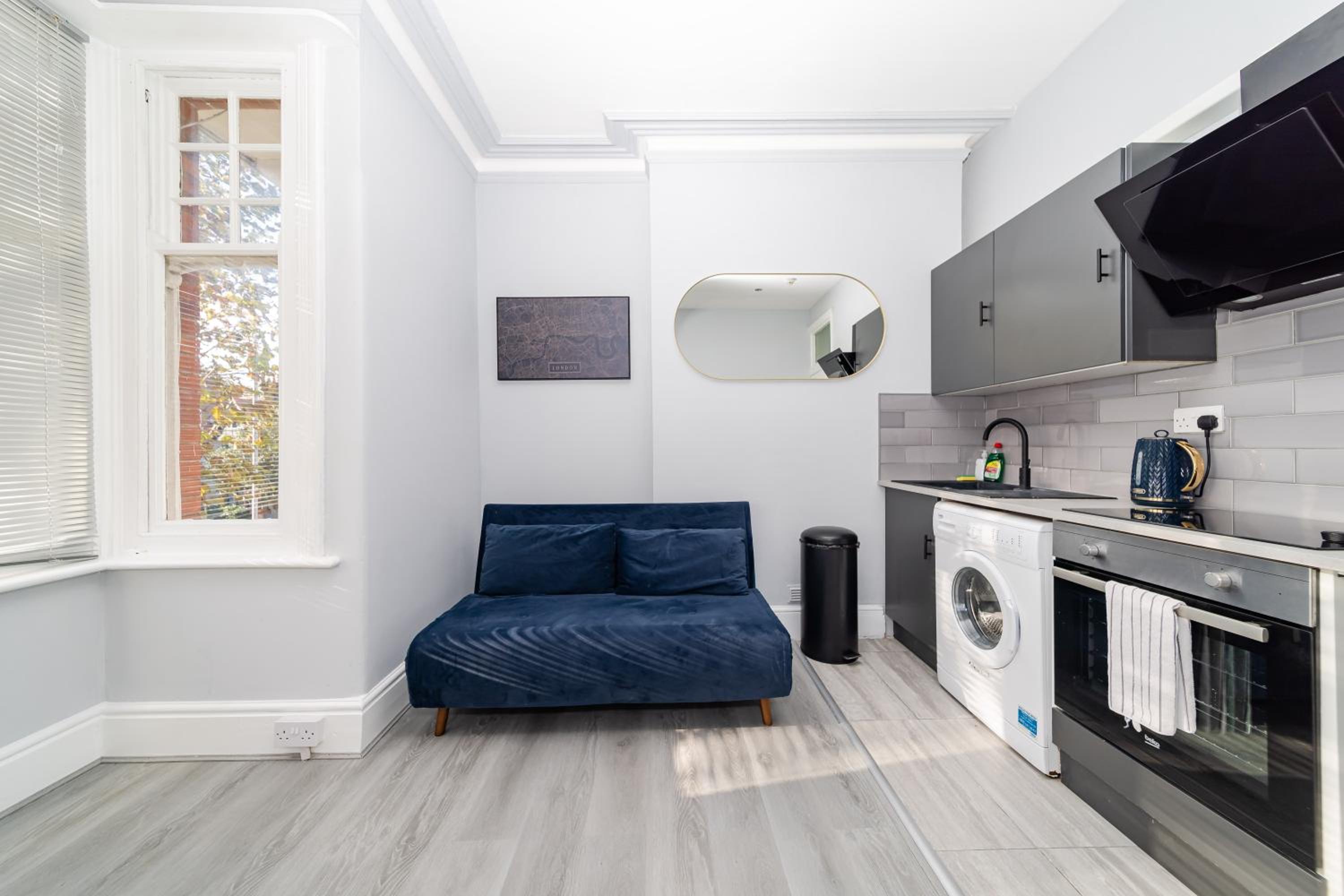 FLASH SALE Hove 1 Bedroom Flat BN329DAV06 view 2