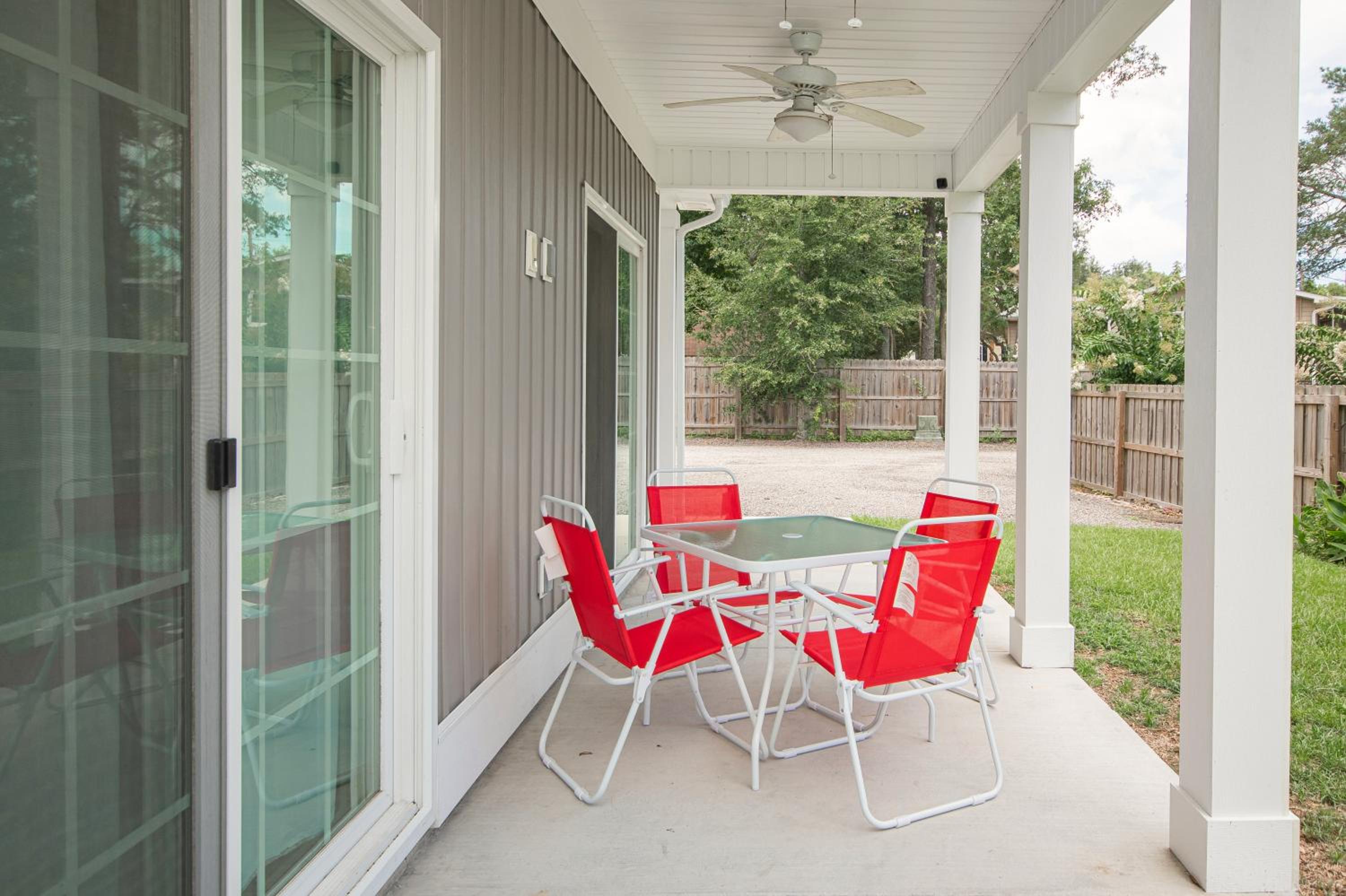 Duplex TWO SEPERATE 3 bedroom apartments with free parking "Book 1 or 2 units" view 4