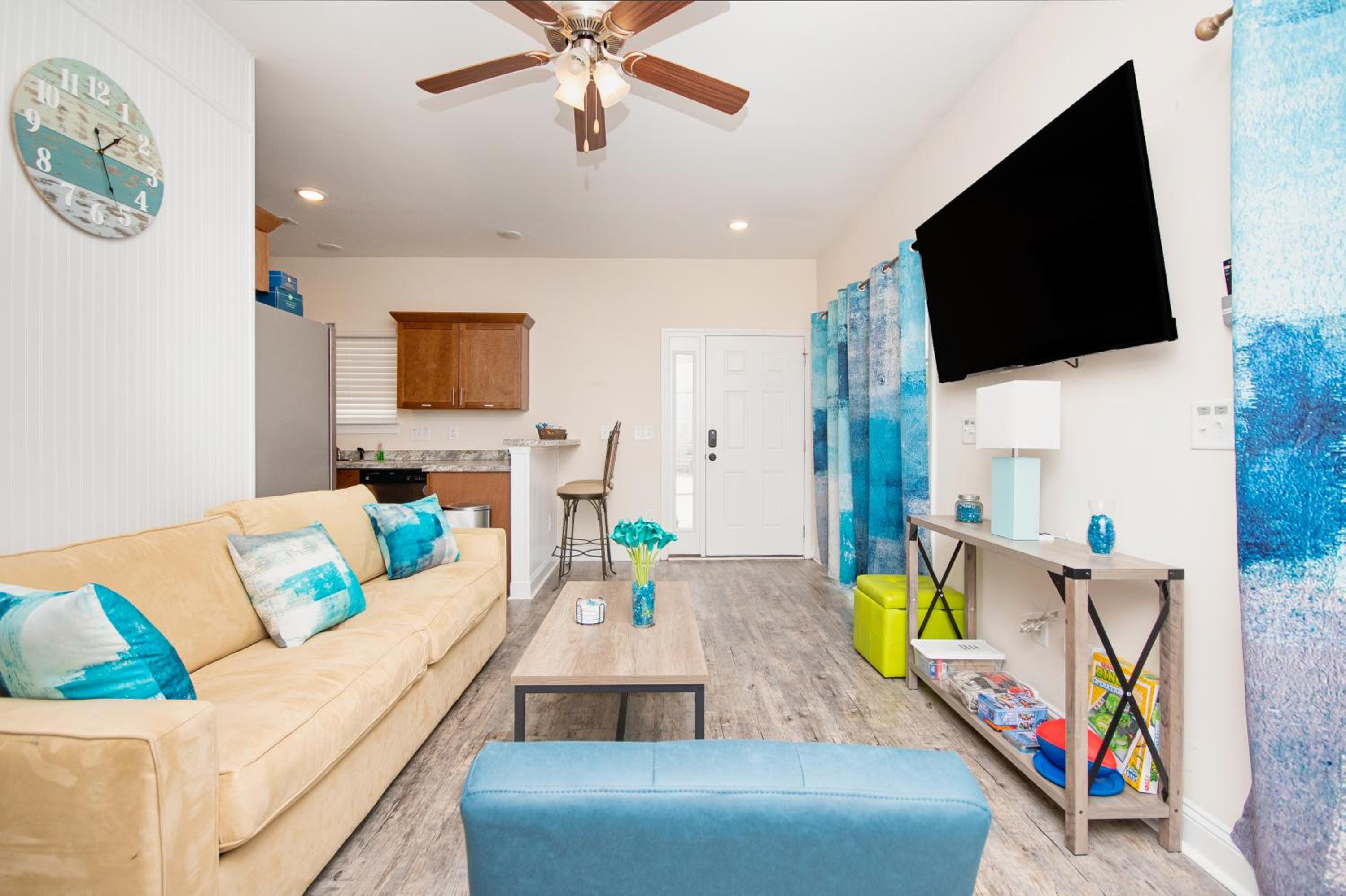 Duplex TWO SEPERATE 3 bedroom apartments with free parking "Book 1 or 2 units" view 5