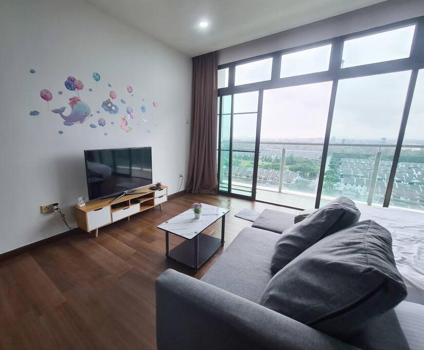 Studio family 4pax 2 beds balcony Palazio Mt Austin by GDRAGON HomeStay