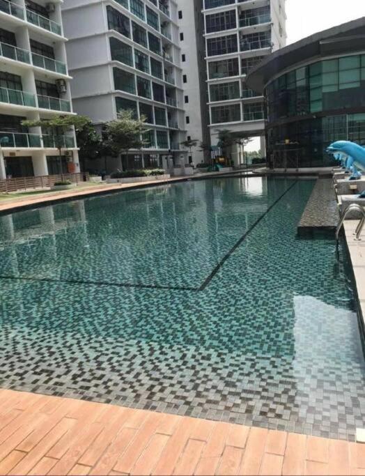 Studio family 4pax 2 beds balcony Palazio Mt Austin by GDRAGON HomeStay