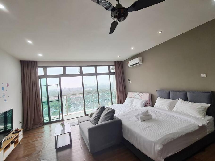 Studio family 4pax 2 beds balcony Palazio Mt Austin by GDRAGON HomeStay