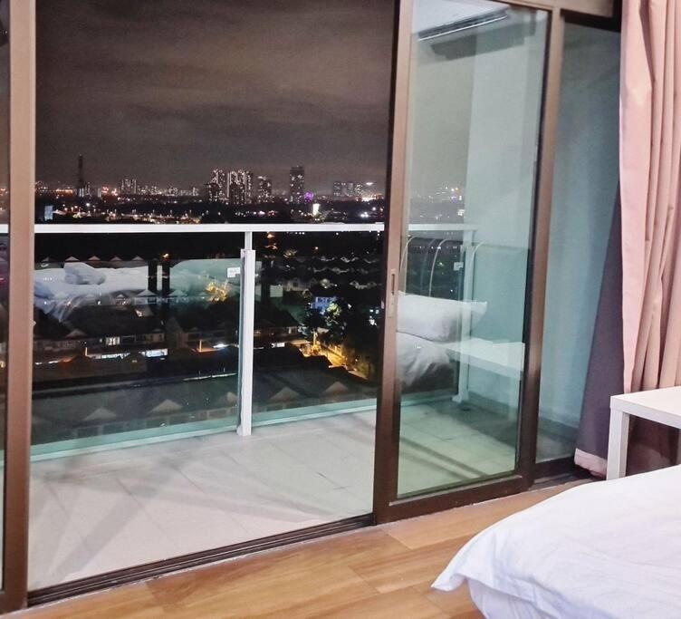 Studio family 4pax 2 beds balcony Palazio Mt Austin by GDRAGON HomeStay