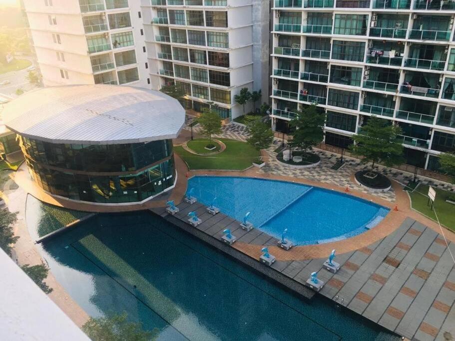 Studio family 4pax 2 beds balcony Palazio Mt Austin by GDRAGON HomeStay