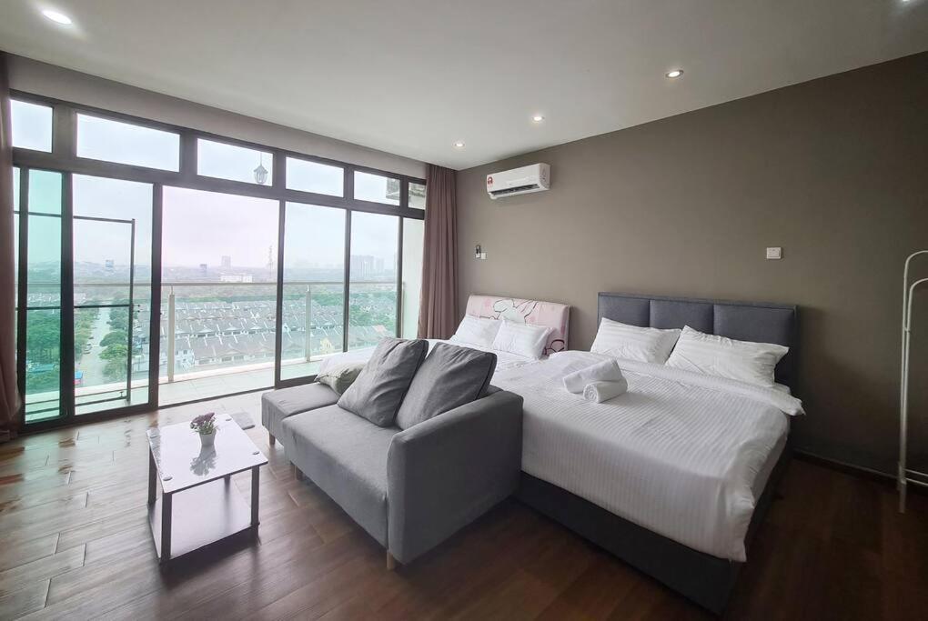 Studio family 4pax 2 beds balcony Palazio Mt Austin by GDRAGON HomeStay
