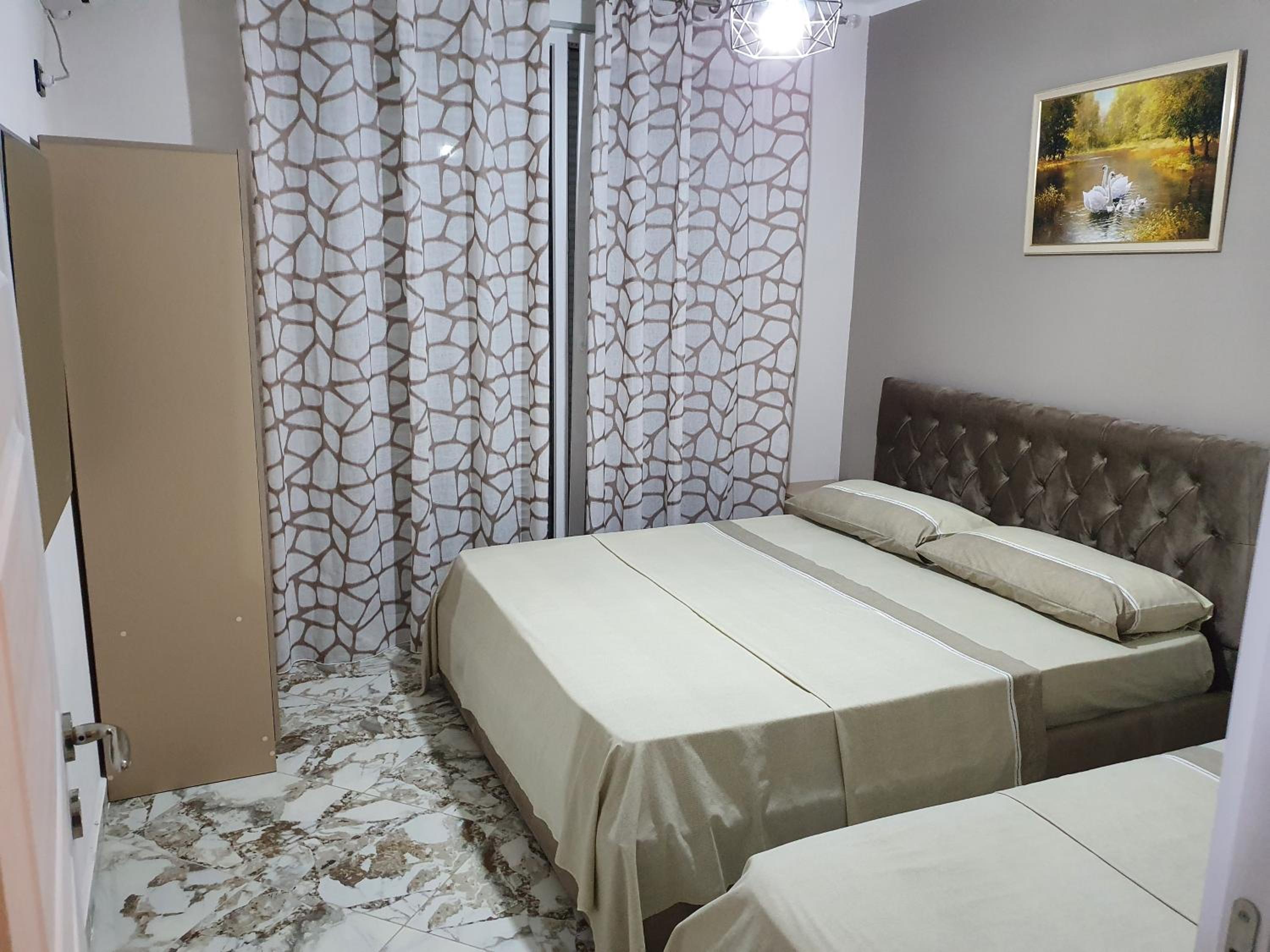 Leonard's Shengjin Apartments