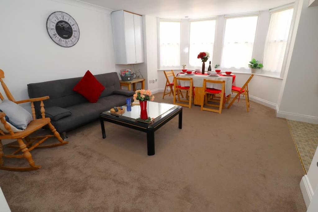 New Sunset Square Eastbourne 2 Bed Apartment, Long stay welcome view 3