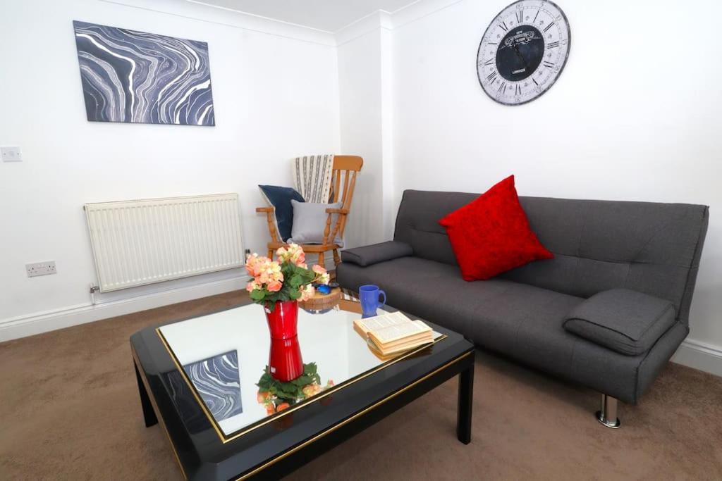 New Sunset Square Eastbourne 2 Bed Apartment, Long stay welcome view 2