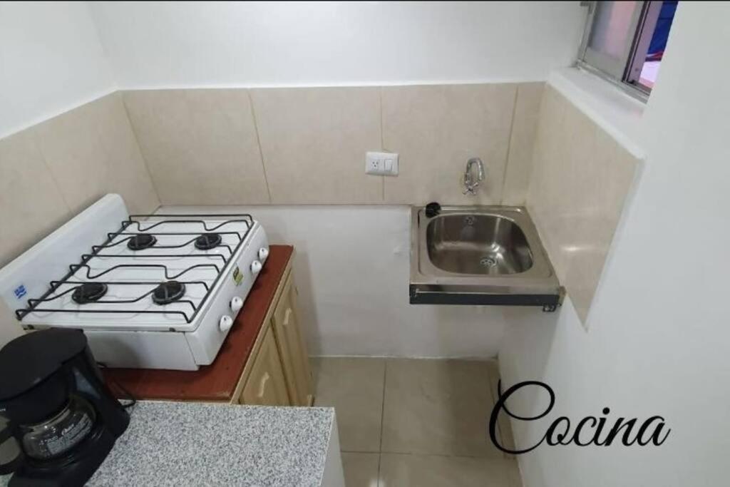 Departamento nuevo sector jipijapa por la plaza de toros Quito,planta baja, con patio, totalmente independiente, para 2 personas view 3