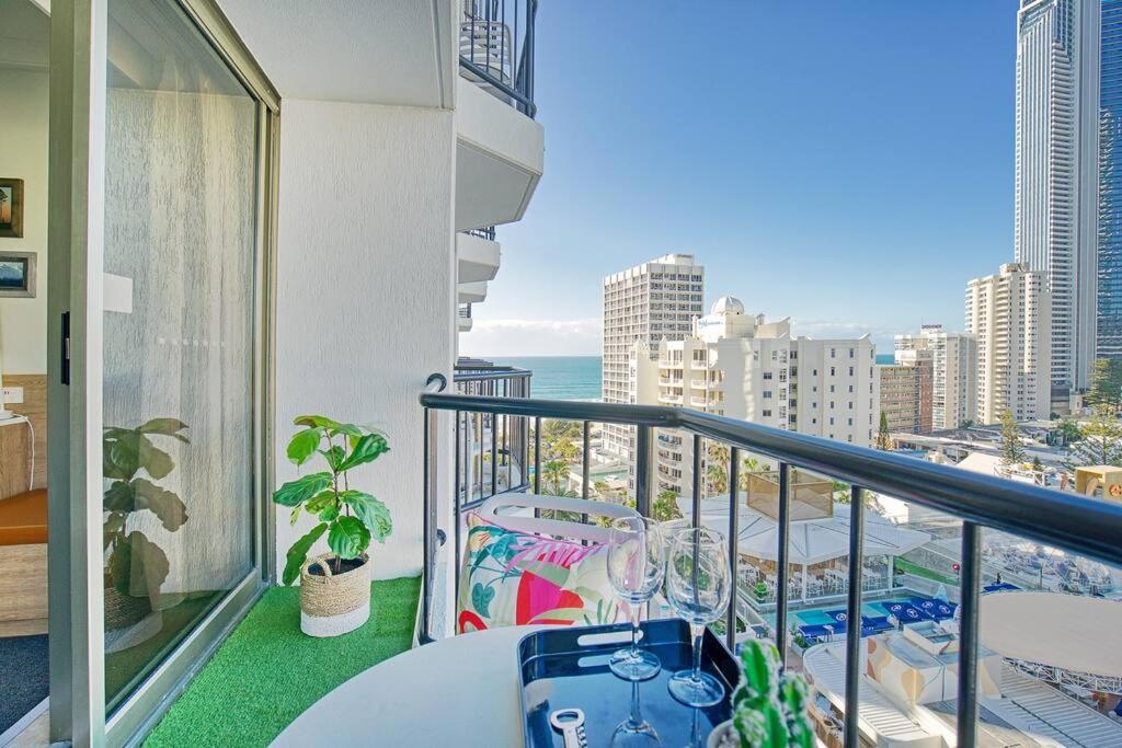 Gorgeous Studio right in the heart of Surfers
