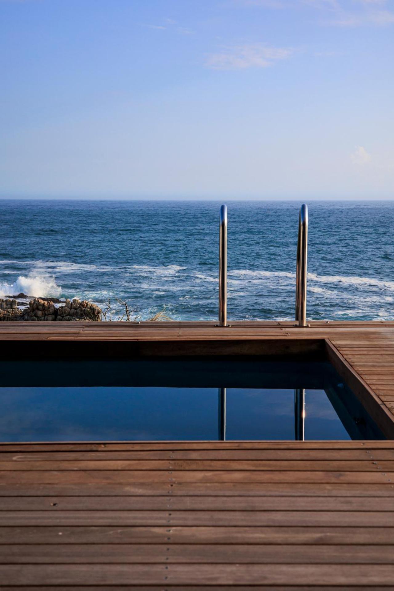 OnTheRocksBB Solar Powered Guesthouse and Ocean Lodge view 4