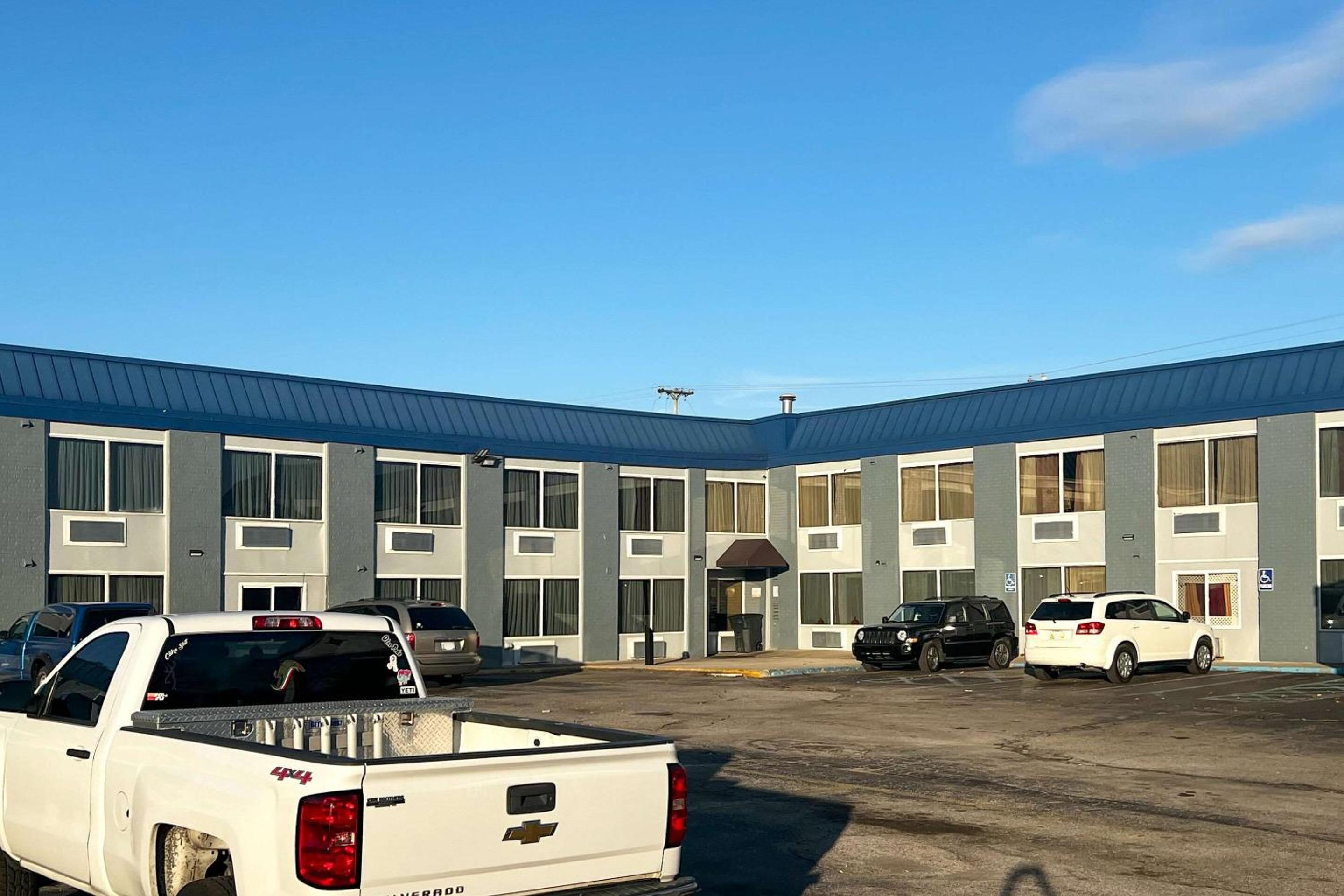 Days Inn & Suites by Wyndham Norton Shores Muskegon view 3