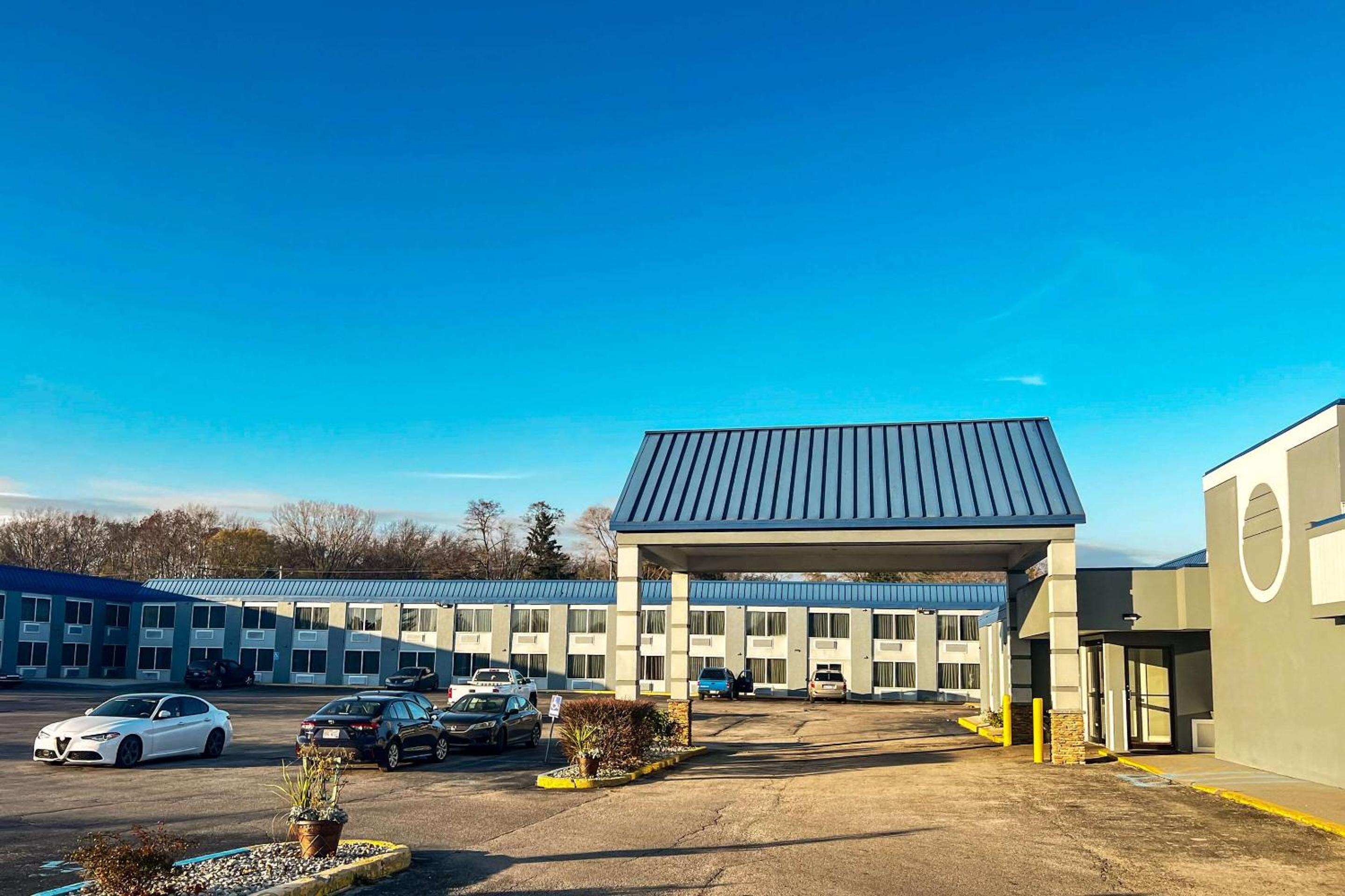 Days Inn & Suites by Wyndham Norton Shores Muskegon view 5