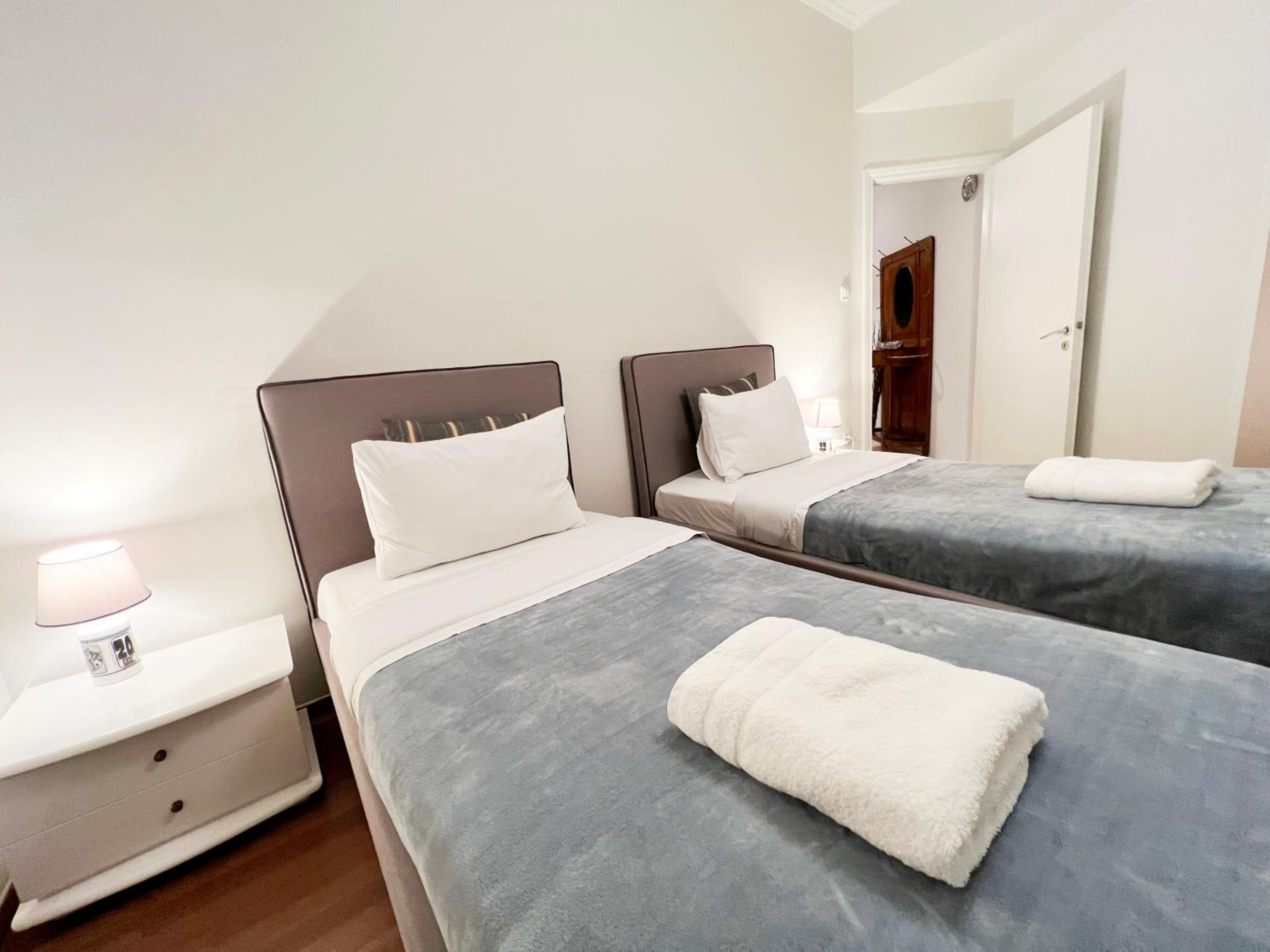 A Stroll to the Acropolis - By Athenian Homes