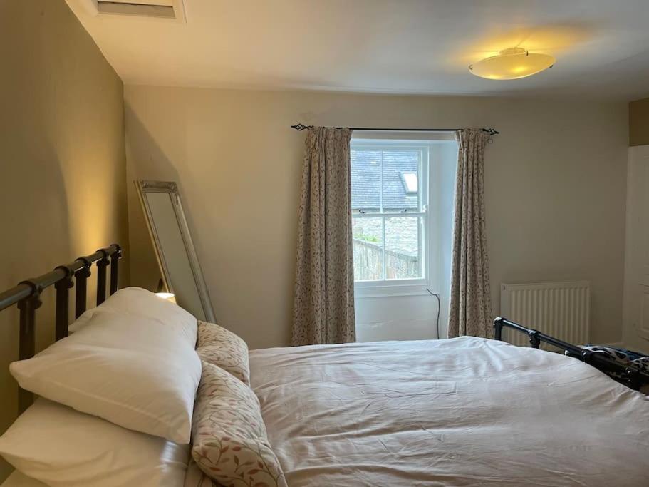 Beautiful listed 3 bedroom cottage with wood burner