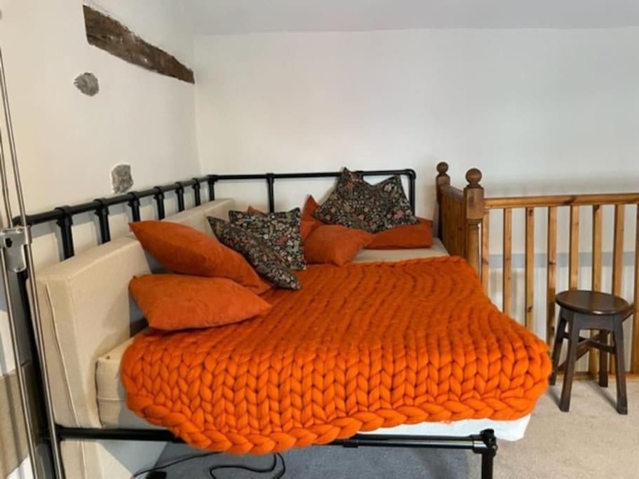 Beautiful listed 3 bedroom cottage with wood burner