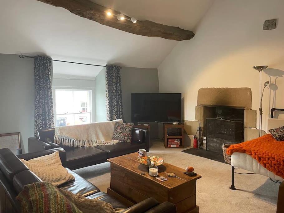 Beautiful listed 3 bedroom cottage with wood burner