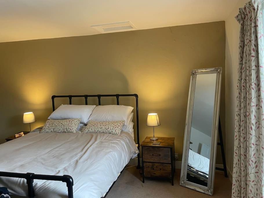 Beautiful listed 3 bedroom cottage with wood burner