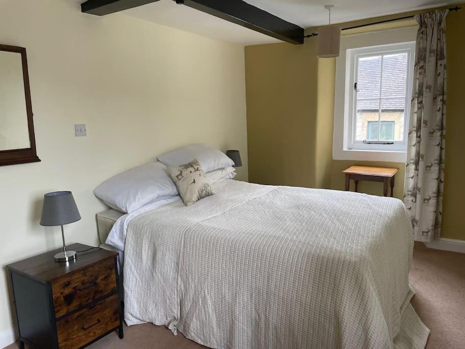 Beautiful listed 3 bedroom cottage with wood burner