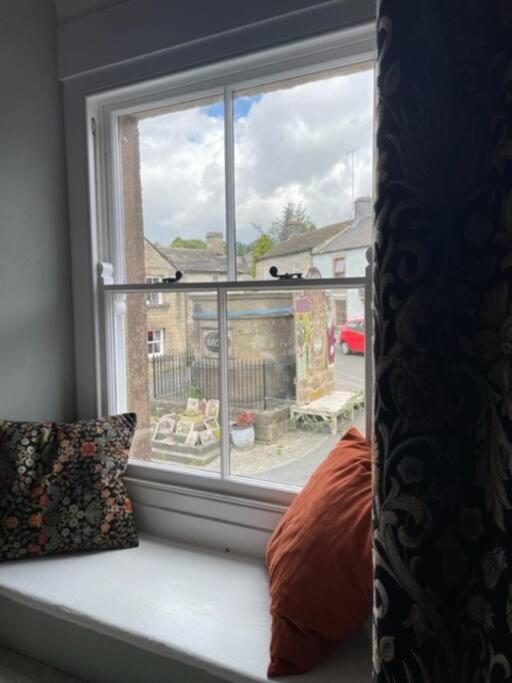 Beautiful listed 3 bedroom cottage with wood burner