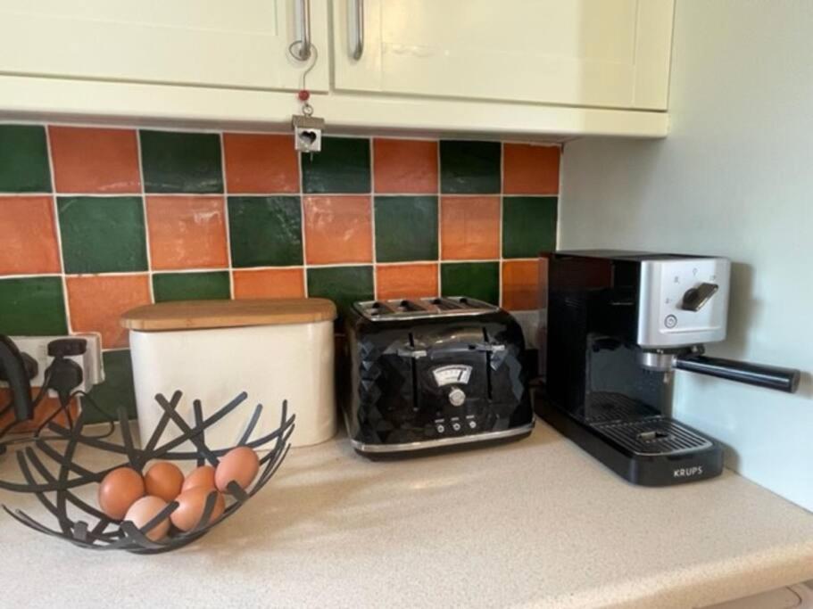 Beautiful listed 3 bedroom cottage with wood burner
