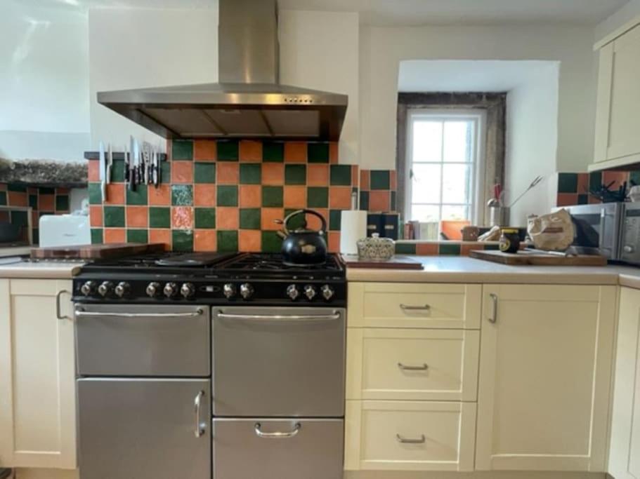 Beautiful listed 3 bedroom cottage with wood burner