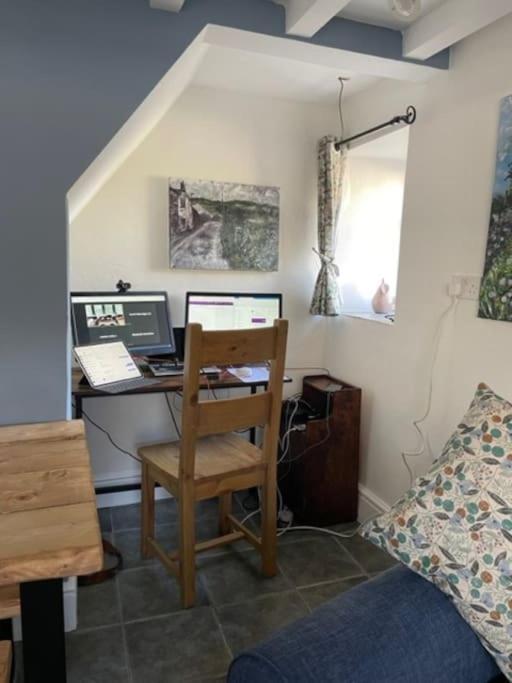 Beautiful listed 3 bedroom cottage with wood burner