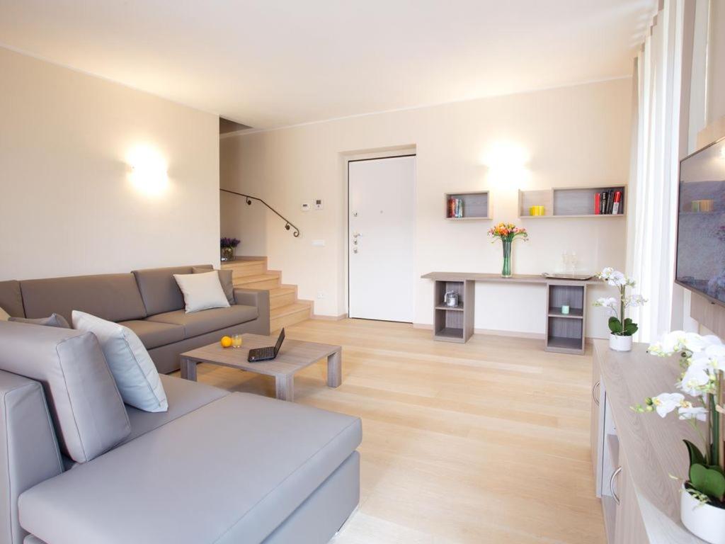 SALA COMACINA APARTMENT NO 1-SLEEPS 10 by Italian Apartments