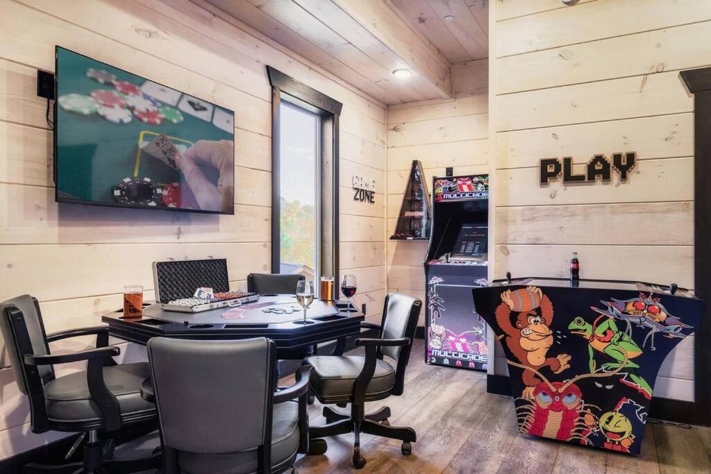 NEW Discount, Private Pool, Fire Pit, Theater, Hot Tub view 4
