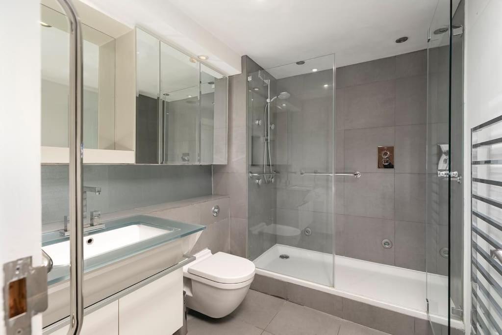 ' Luxury & Spacious AirConditioned 4 Bed 4 Bath Apartment '