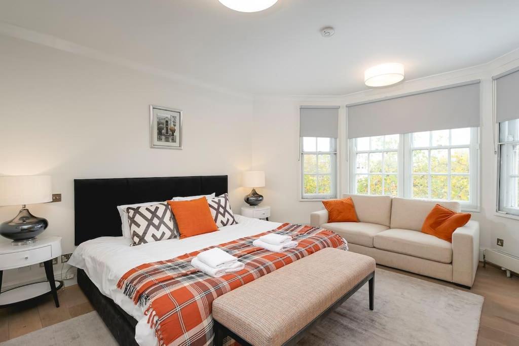 ' Luxury & Spacious AirConditioned 4 Bed 4 Bath Apartment '
