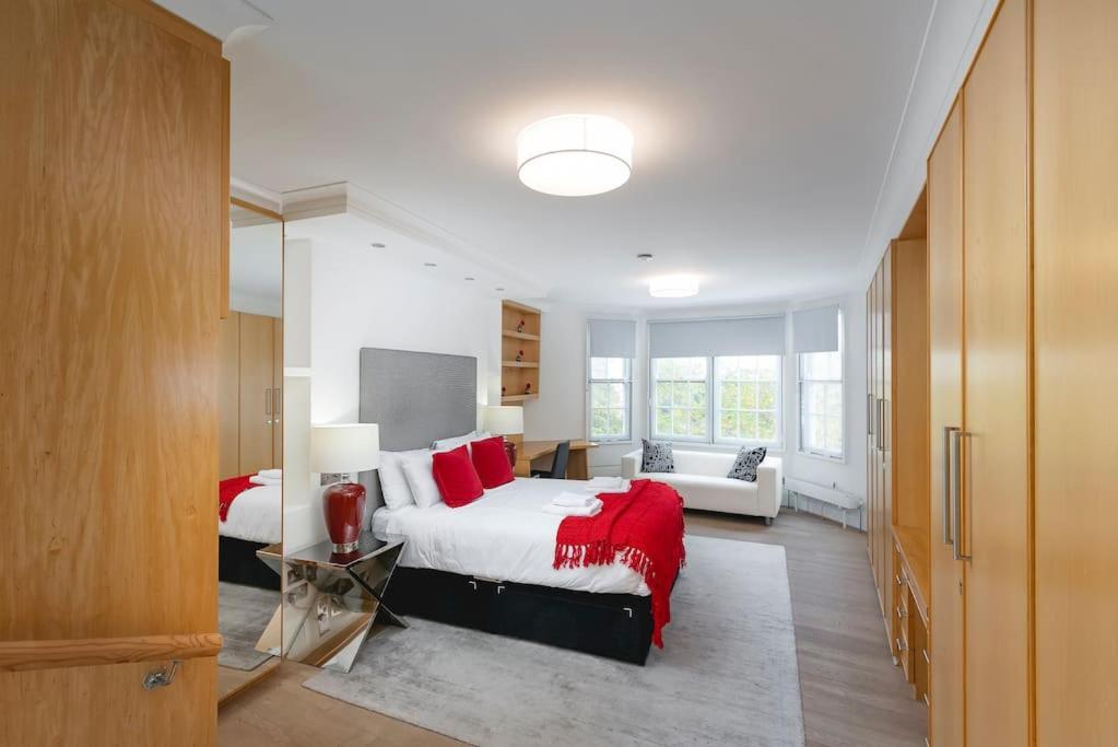 ' Luxury & Spacious AirConditioned 4 Bed 4 Bath Apartment '