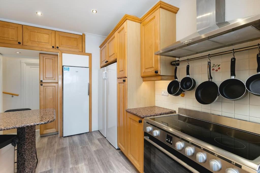 ' Luxury & Spacious AirConditioned 4 Bed 4 Bath Apartment '