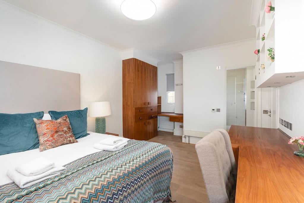 ' Luxury & Spacious AirConditioned 4 Bed 4 Bath Apartment '