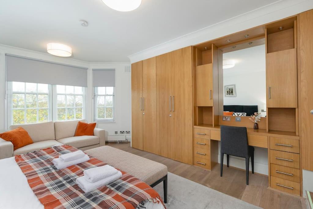 ' Luxury & Spacious AirConditioned 4 Bed 4 Bath Apartment '