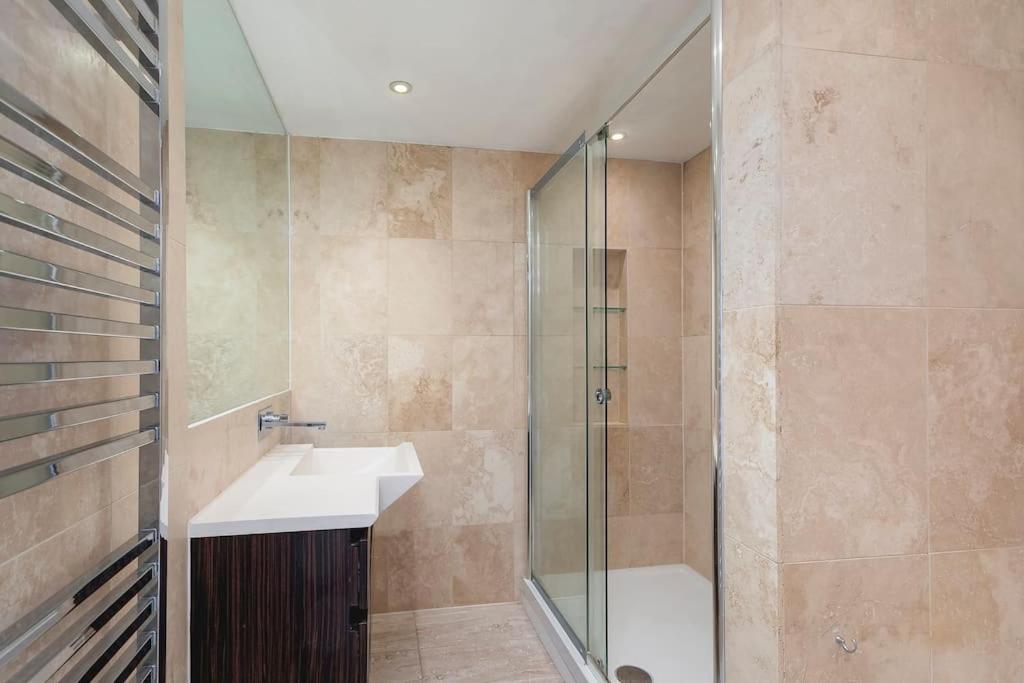 ' Luxury & Spacious AirConditioned 4 Bed 4 Bath Apartment '