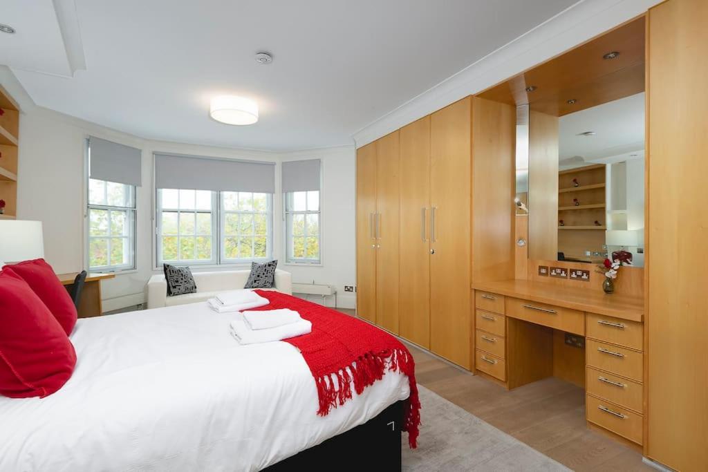 ' Luxury & Spacious AirConditioned 4 Bed 4 Bath Apartment '
