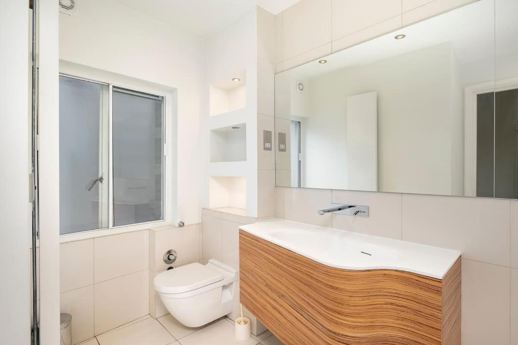 ' Luxury & Spacious AirConditioned 4 Bed 4 Bath Apartment '