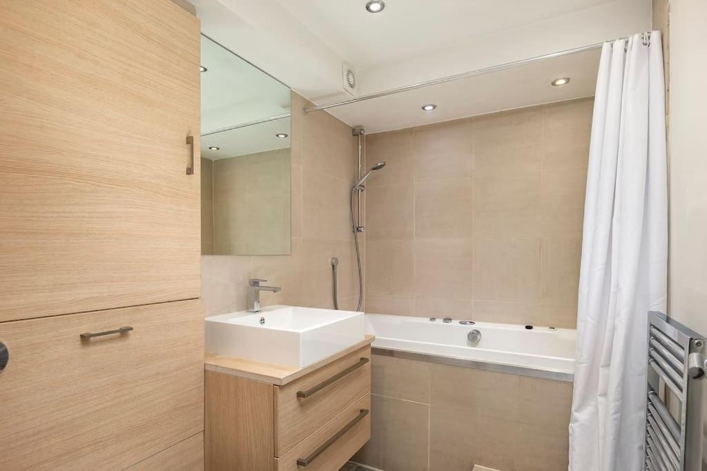 ' Luxury & Spacious AirConditioned 4 Bed 4 Bath Apartment '
