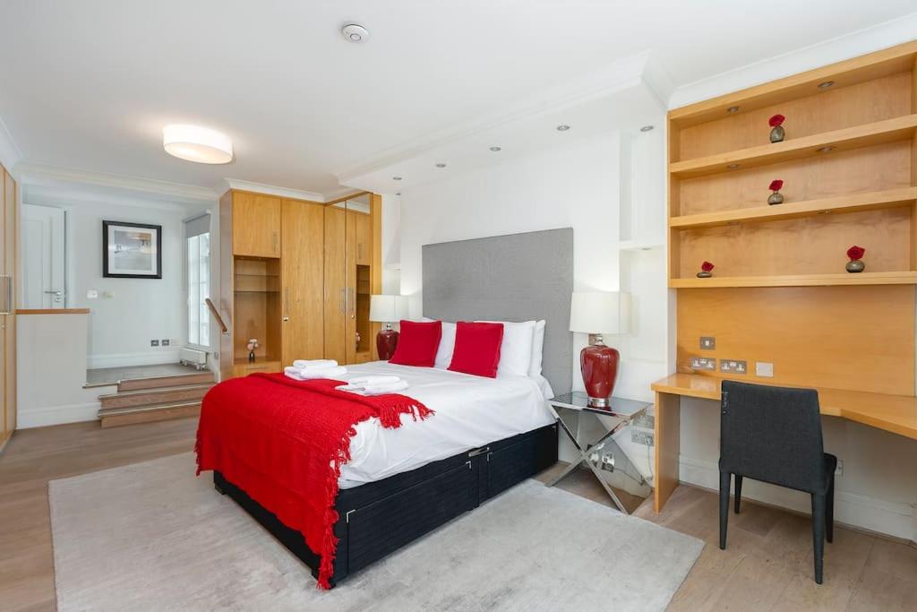 ' Luxury & Spacious AirConditioned 4 Bed 4 Bath Apartment '
