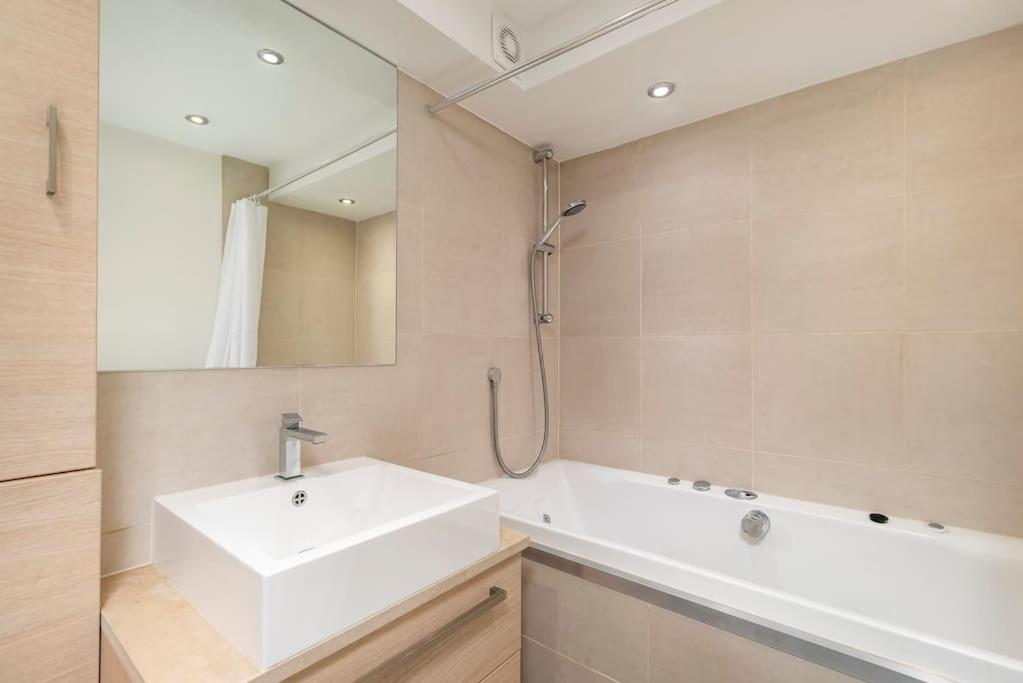 ' Luxury & Spacious AirConditioned 4 Bed 4 Bath Apartment '