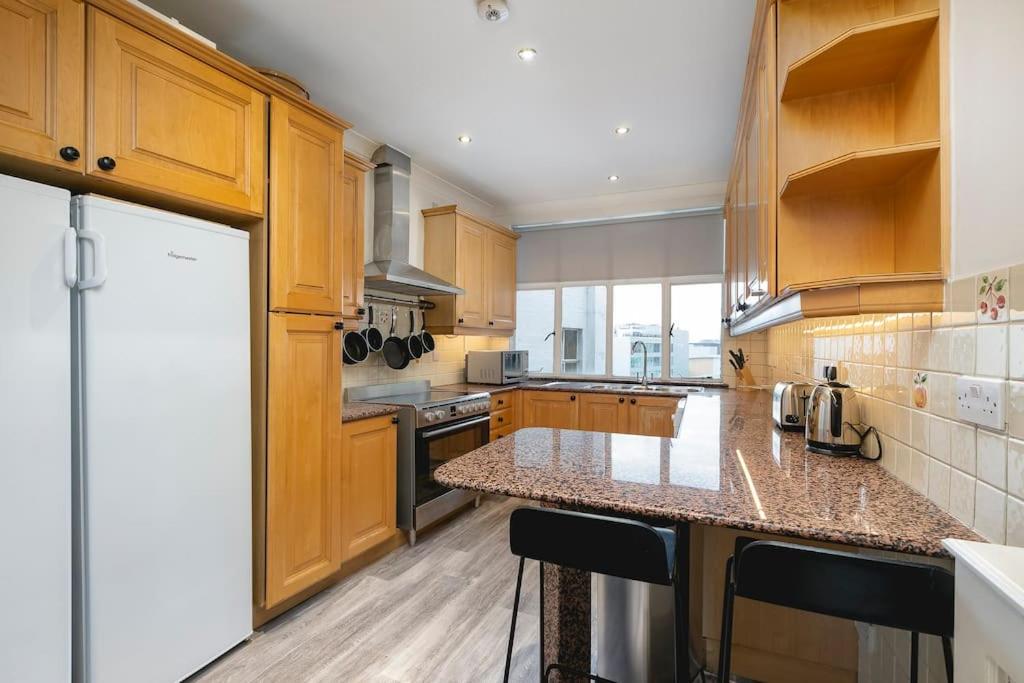 ' Luxury & Spacious AirConditioned 4 Bed 4 Bath Apartment '