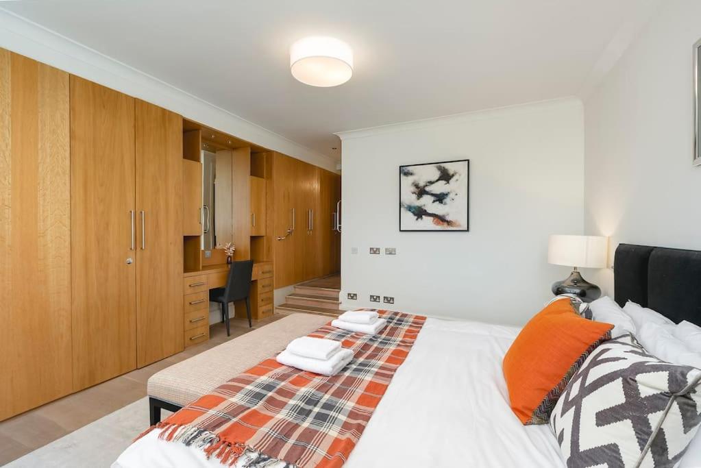 ' Luxury & Spacious AirConditioned 4 Bed 4 Bath Apartment '