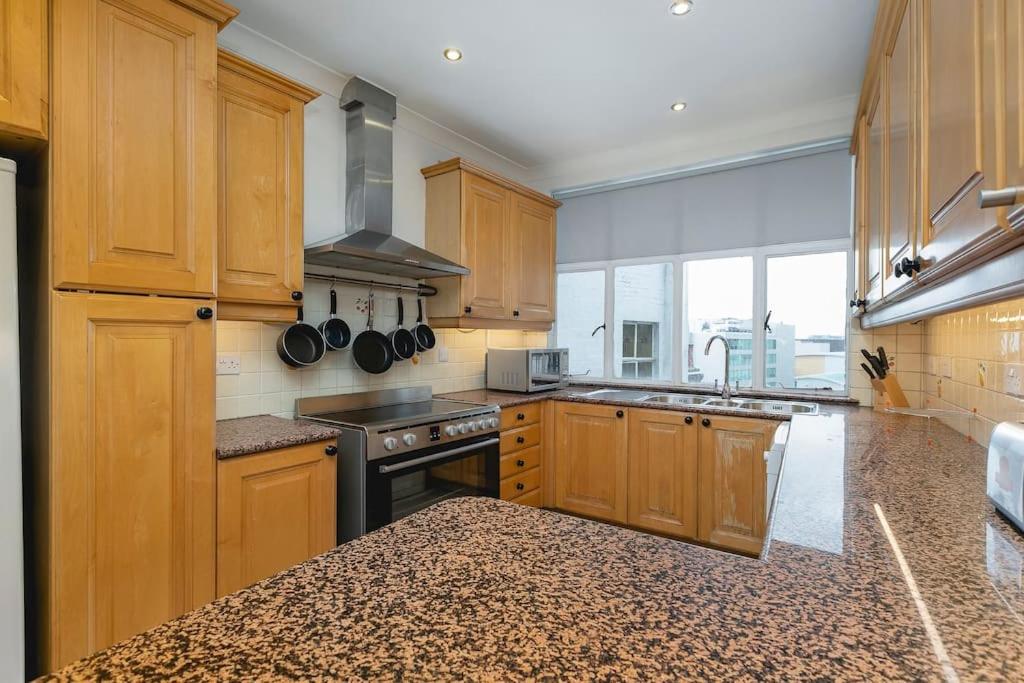 ' Luxury & Spacious AirConditioned 4 Bed 4 Bath Apartment '